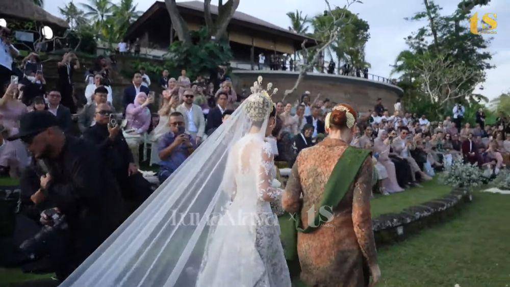 gaya Luna Maya saat akad nikah (youtube.com/Luna Maya dan TS Media)