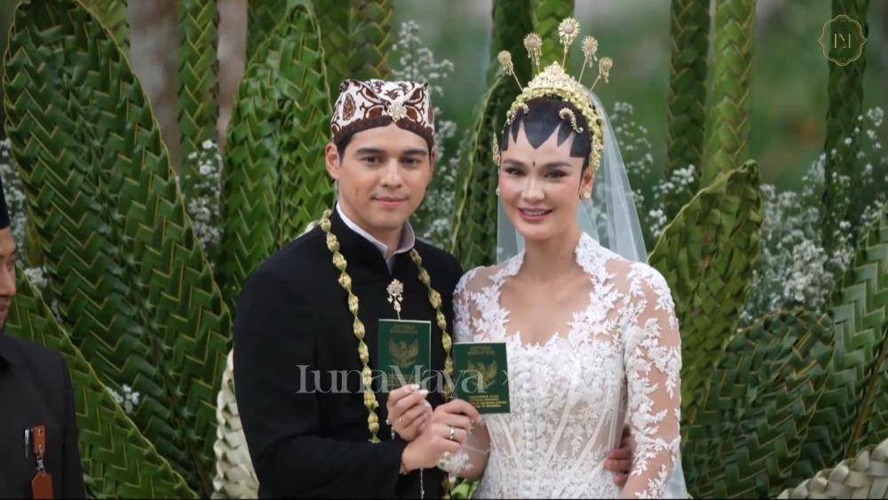 gaya Luna Maya saat akad nikah (youtube.com/Luna Maya dan TS Media)