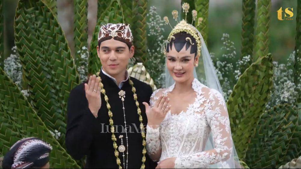 gaya Luna Maya saat akad nikah (youtube.com/Luna Maya dan TS Media)