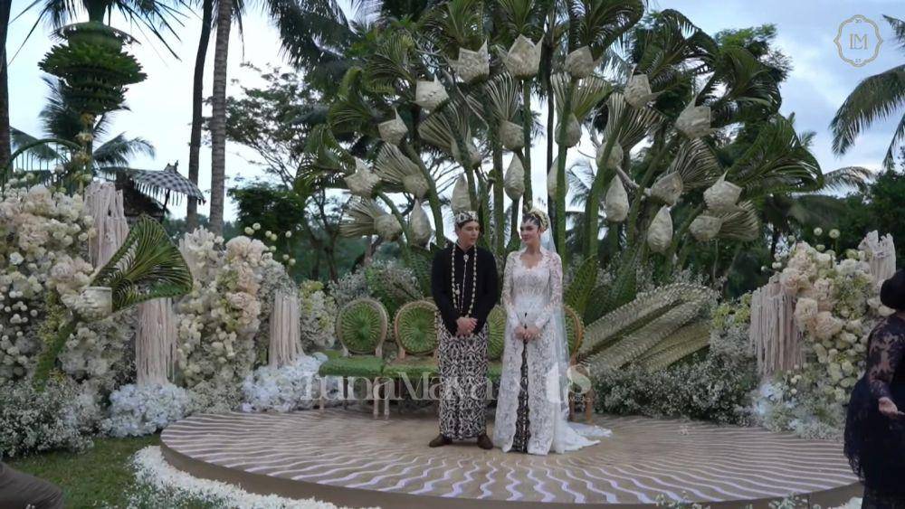 gaya Luna Maya saat akad nikah (youtube.com/Luna Maya dan TS Media)