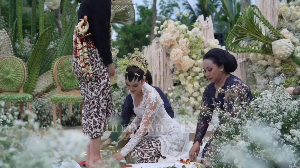 gaya Luna Maya saat akad nikah (youtube.com/Luna Maya dan TS Media)