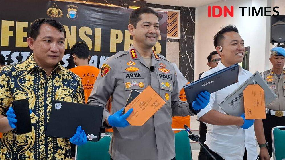 Satreskrim Polrestabes Makassar menangkap enam joki Ujian Tertulis Berbasis Komputer Seleksi Nasional Berdasarkan Tes (UTBK SNBT) 2025 di kampus Universitas Hasanuddin( Unhas), Rabu (7/5/2025). IDN Times/Darsil Yahya