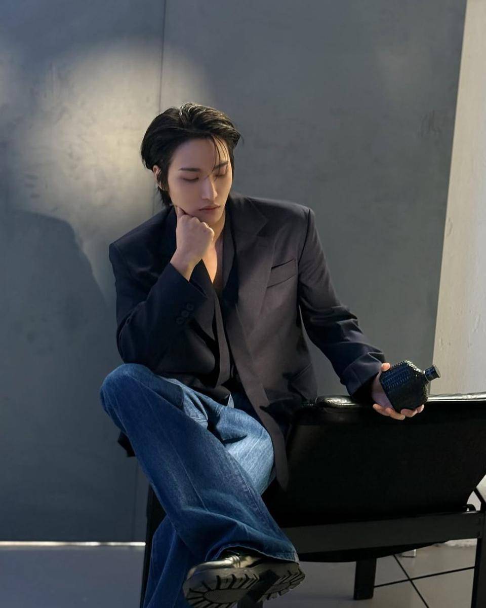 mix and match celana jeans ala Seonghwa ATEEZ (instagram.com/_starhwa_)