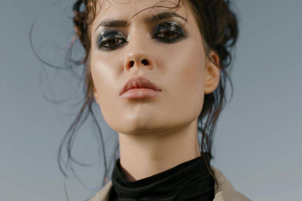 ilustrasi chrome makeup (pexels.com/cottonbro studio)