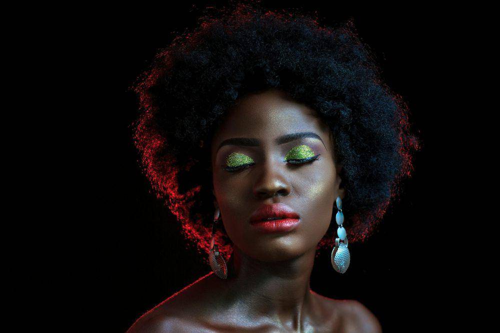 ilustrasi chrome makeup (pexels.com/Bestbe Models)