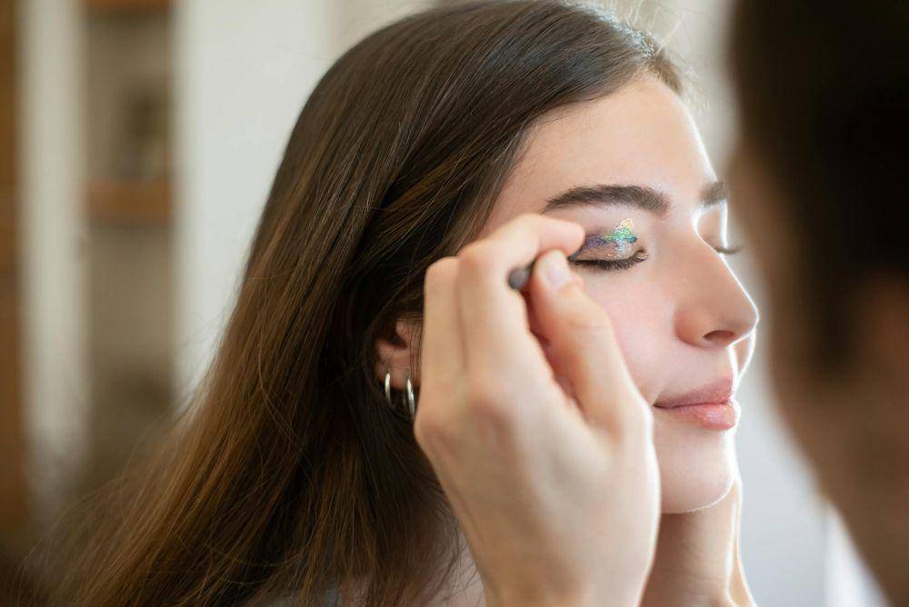 ilustrasi chrome makeup (pexels.com/Kampus Production)