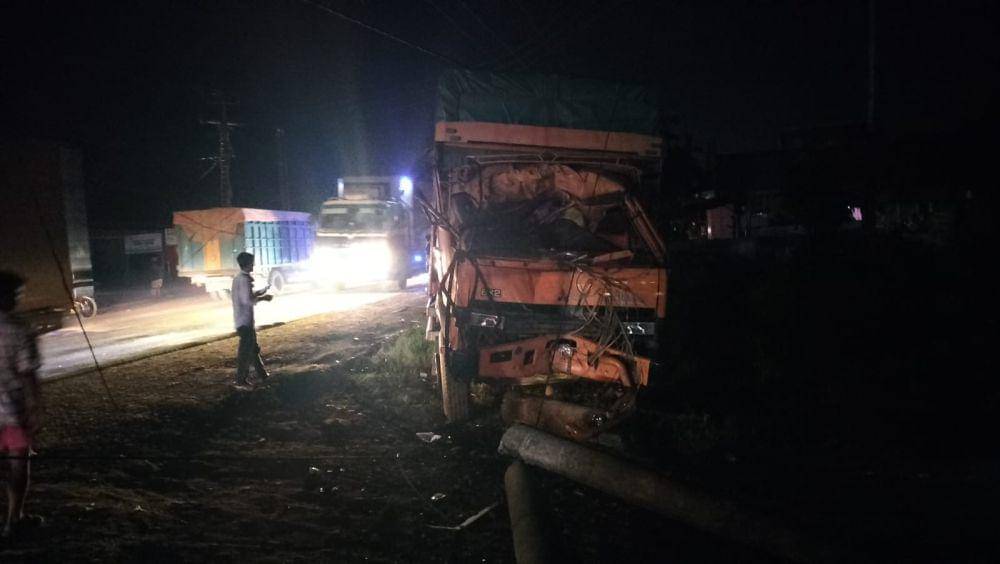 Kondisi lengan crane yang jatuh dan menimpa Fuso di Jalintim Muba. (Dok. Sat Lantas Polres Muba)
