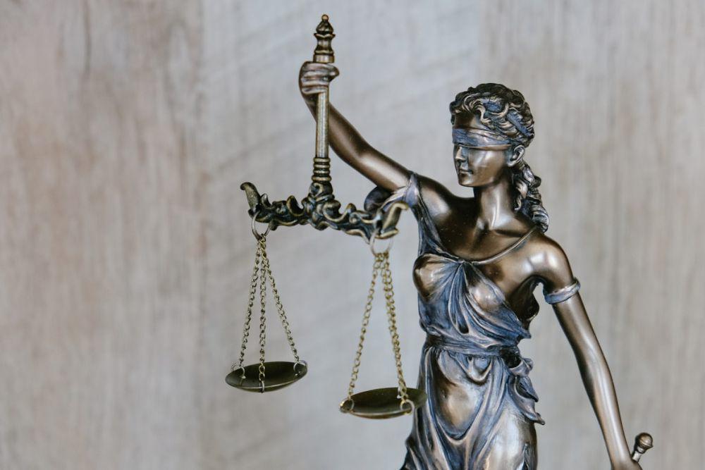 ilustrasi legalitas (unsplash.com/Tingey Injury Law Firm)