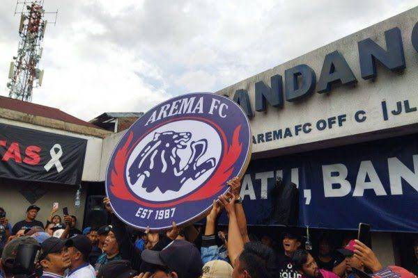 Pemasangan kembali logo Arema FC di Kandang Singa oleh Aremania. (IDN Times/Rizal Adhi Pratama)