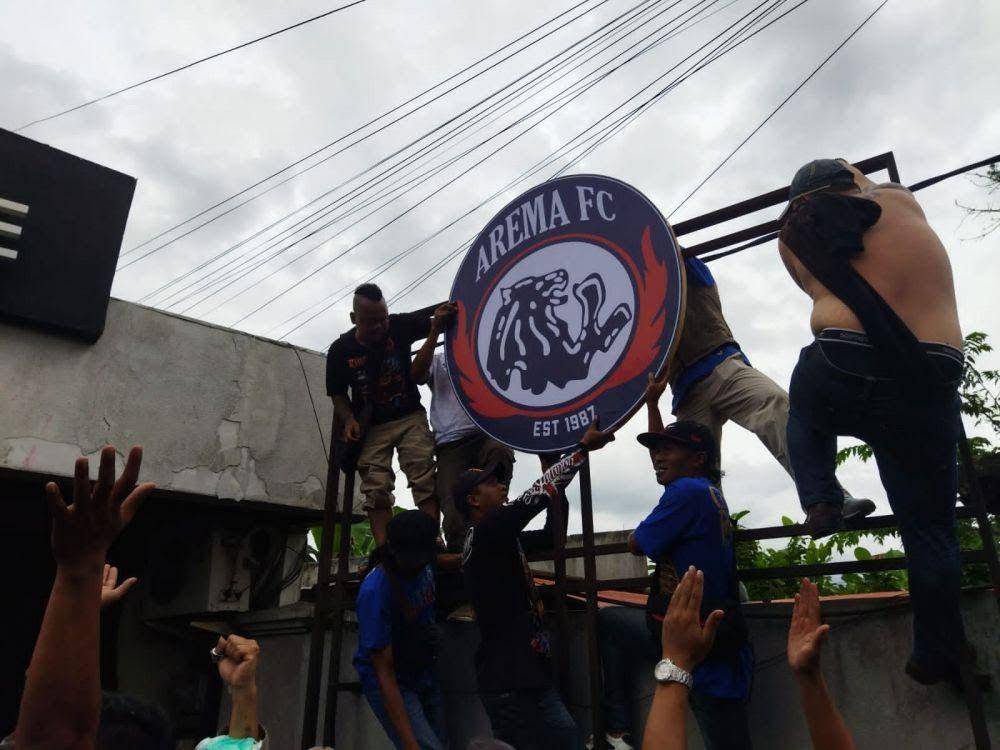 Pemasangan kembali logo Arema FC di Kandang Singa oleh Aremania. (IDN Times/Rizal Adhi Pratama)