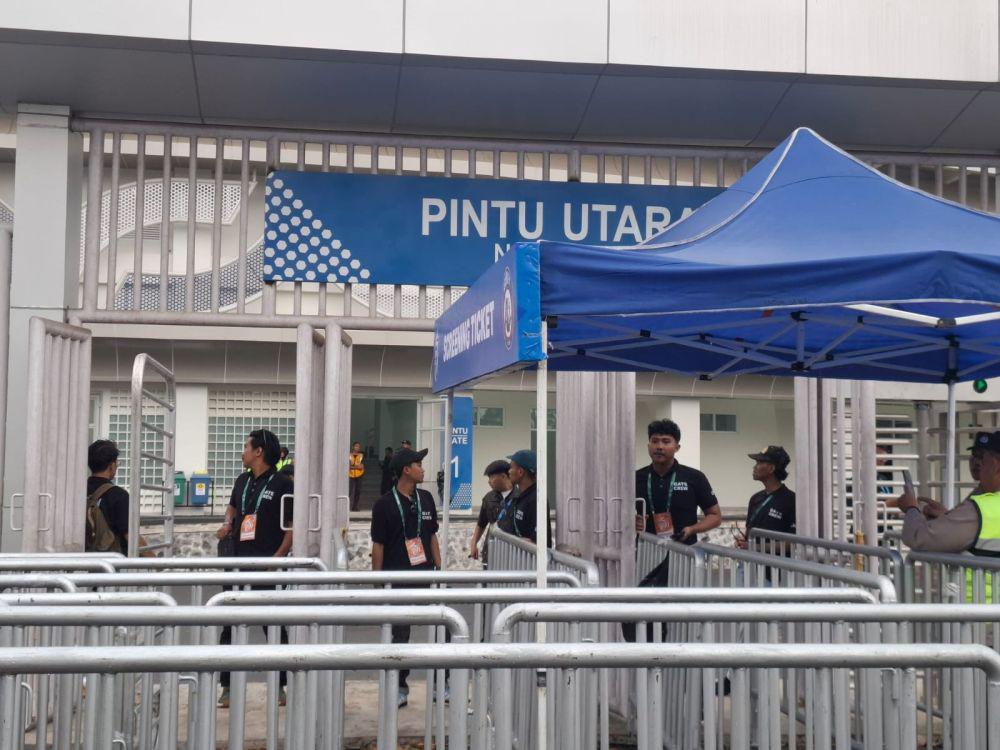 Suasana pengecekan tiket di pintu masuk Stadion Kanjuruhan. (IDN Times/Rizal Adhi Pratama)
