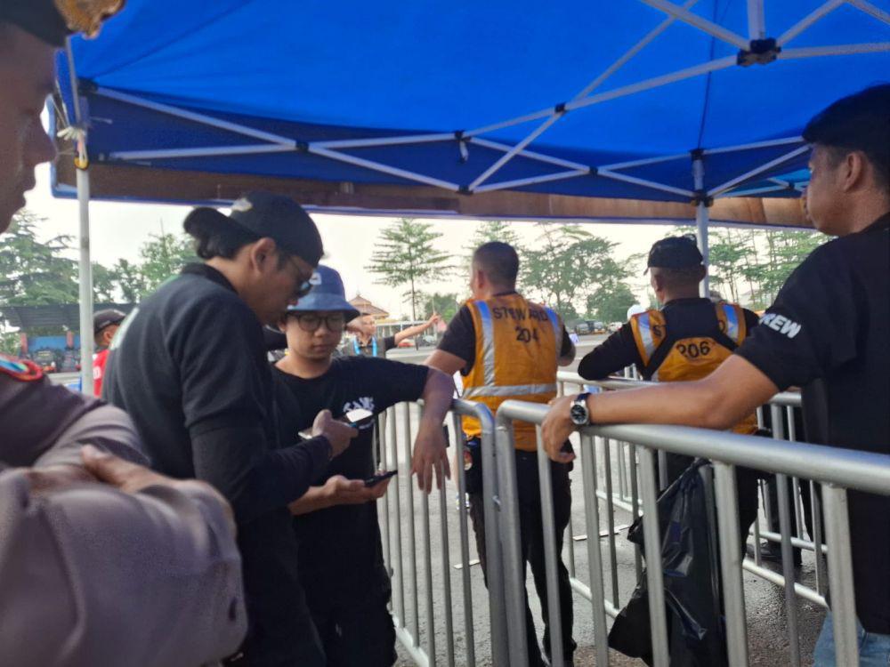 Suasana pengecekan tiket di pintu masuk Stadion Kanjuruhan. (IDN Times/Rizal Adhi Pratama)