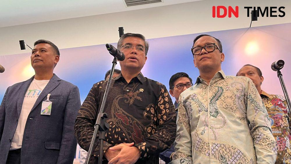 Direktur Utama BPJS Ketenagakerjaan Anggoro Eko Cahyo (kiri), Menaker Yassierli (tengah), dan Wamenaker Immanuel Ebenezer (kanan) (IDN Times/Ridwan Aji Pitoko)