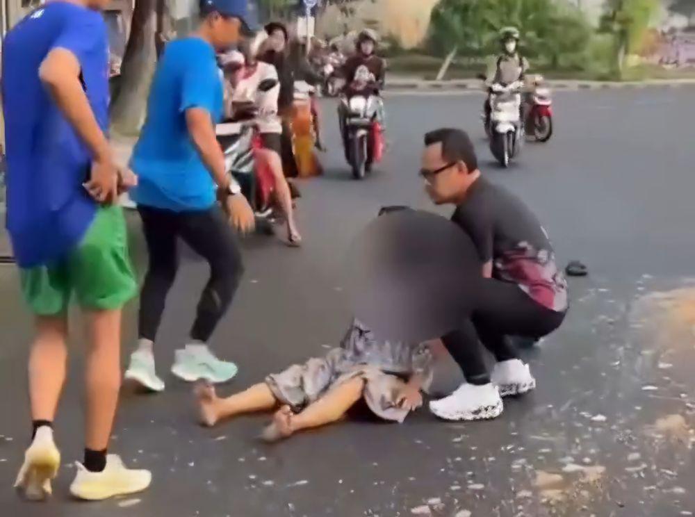 Wamendagri Tolong Pedagang Terserempet Mobil saat Jogging di Surabaya