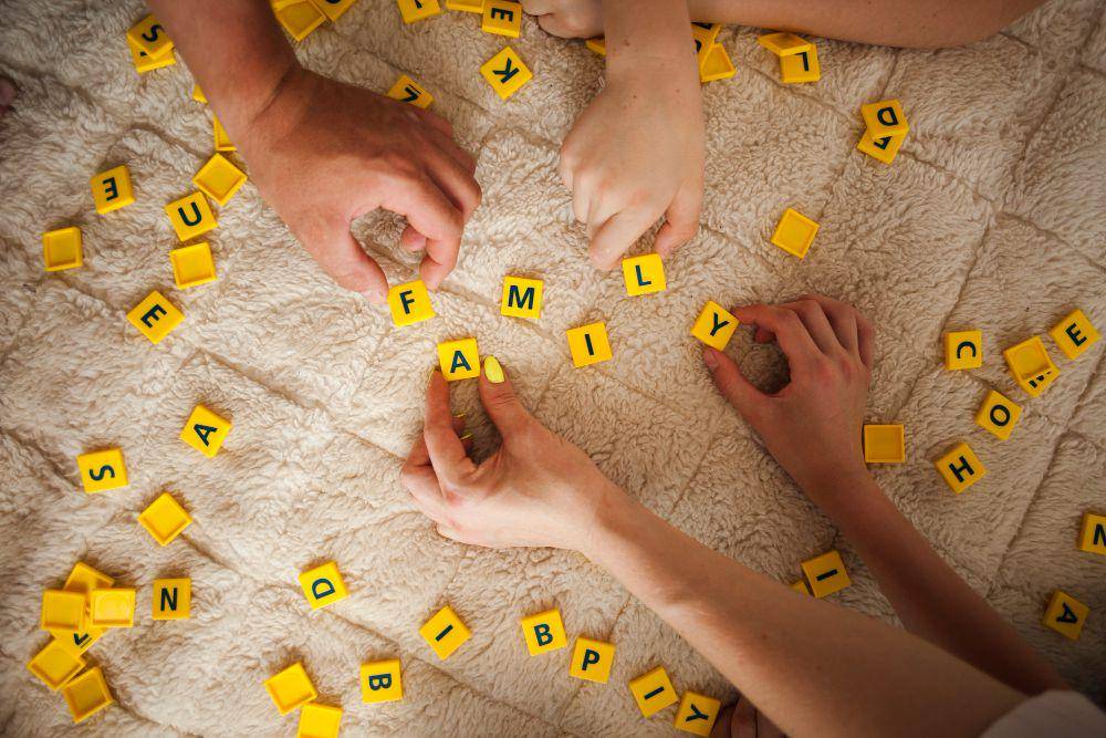 Ilustrasi bermain scrabble. (Dok. Freepik/freepik)