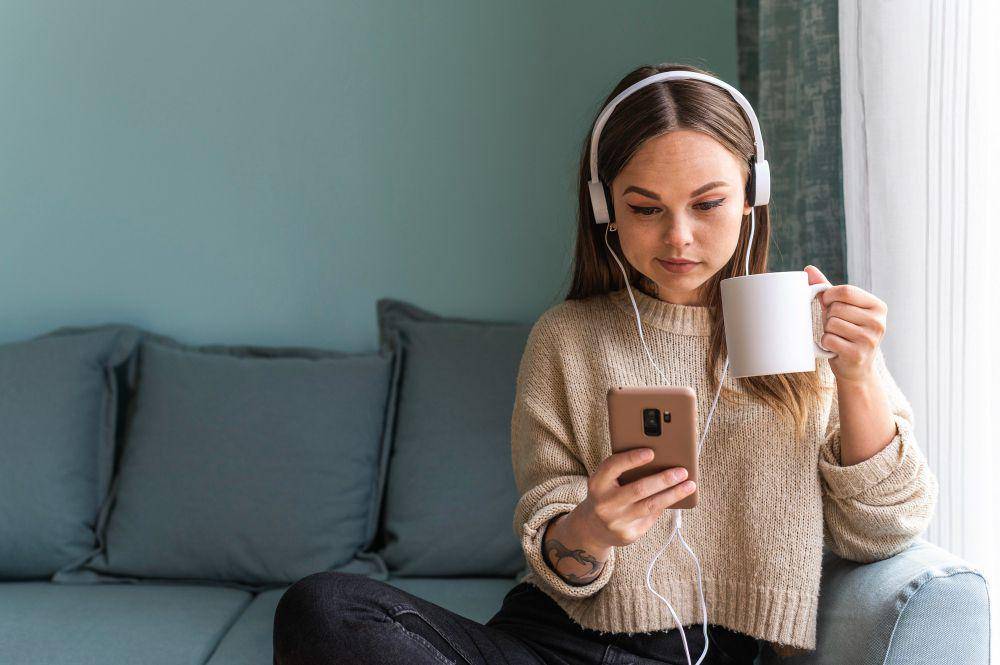 Ilustrasi mendengarkan audiobook. (Dok. Freepik/freepik)