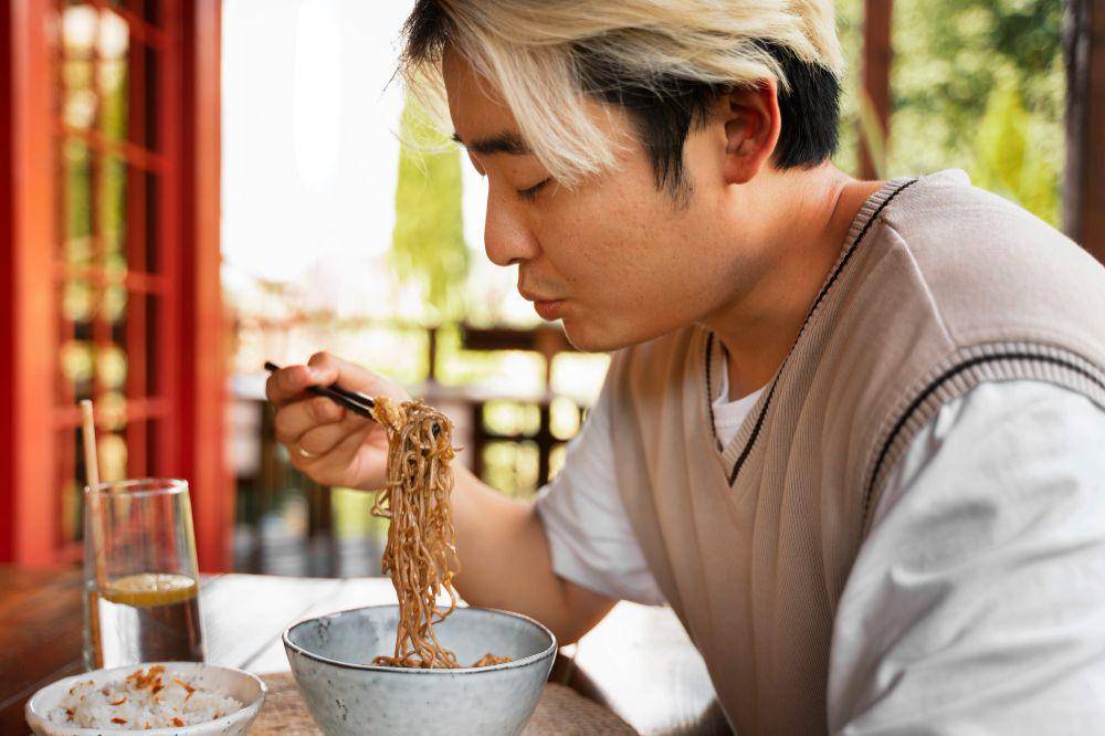ilustrasi orang makan mie (freepik.com/freepik)