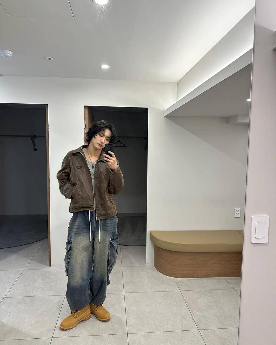 mix and match celana jeans ala Seonghwa ATEEZ (instagram.com/_starhwa_)