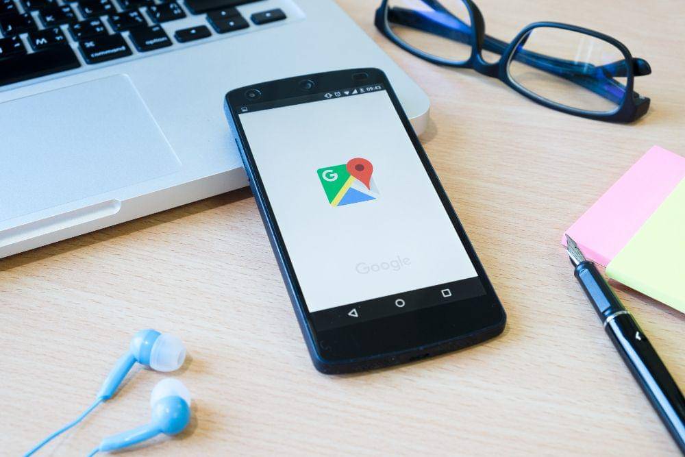 ilustrasi membuka google maps (freepik.com/ijeab)