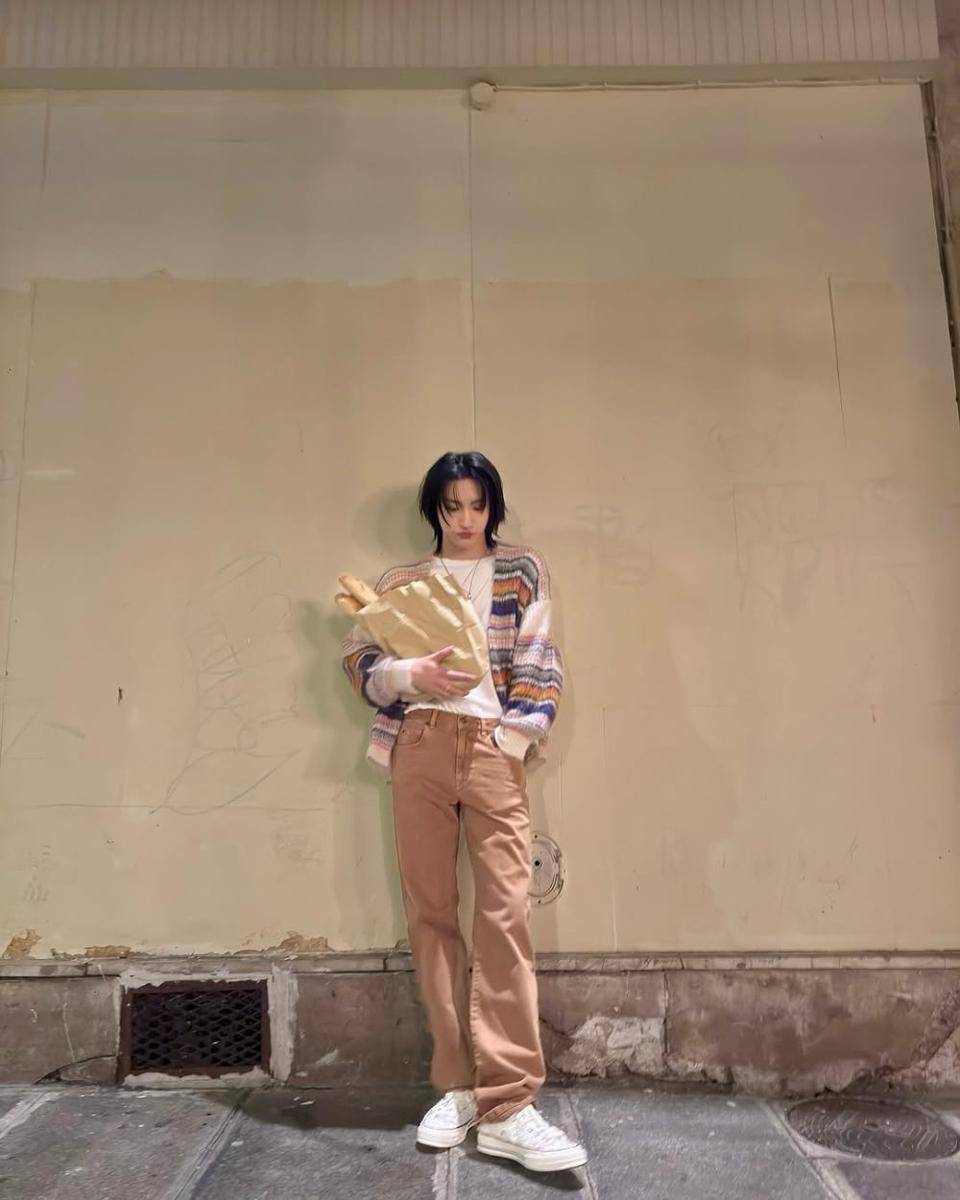 mix and match celana jeans ala Seonghwa ATEEZ (instagram.com/_starhwa_)