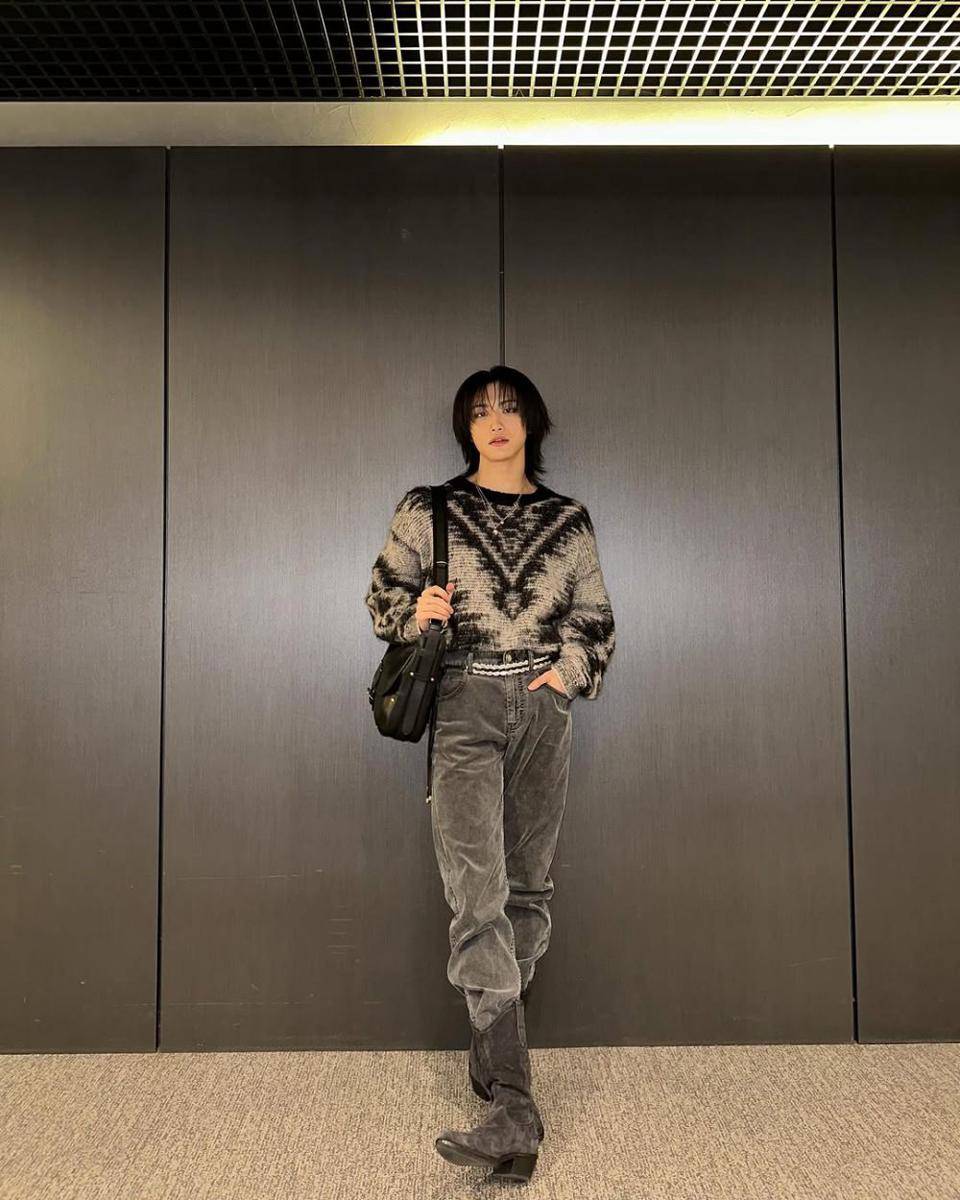 mix and match celana jeans ala Seonghwa ATEEZ (instagram.com/_starhwa_)