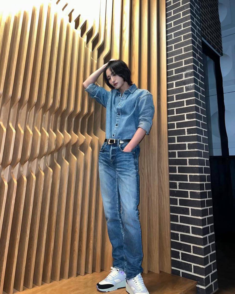 mix and match celana jeans ala Seonghwa ATEEZ (instagram.com/_starhwa_)