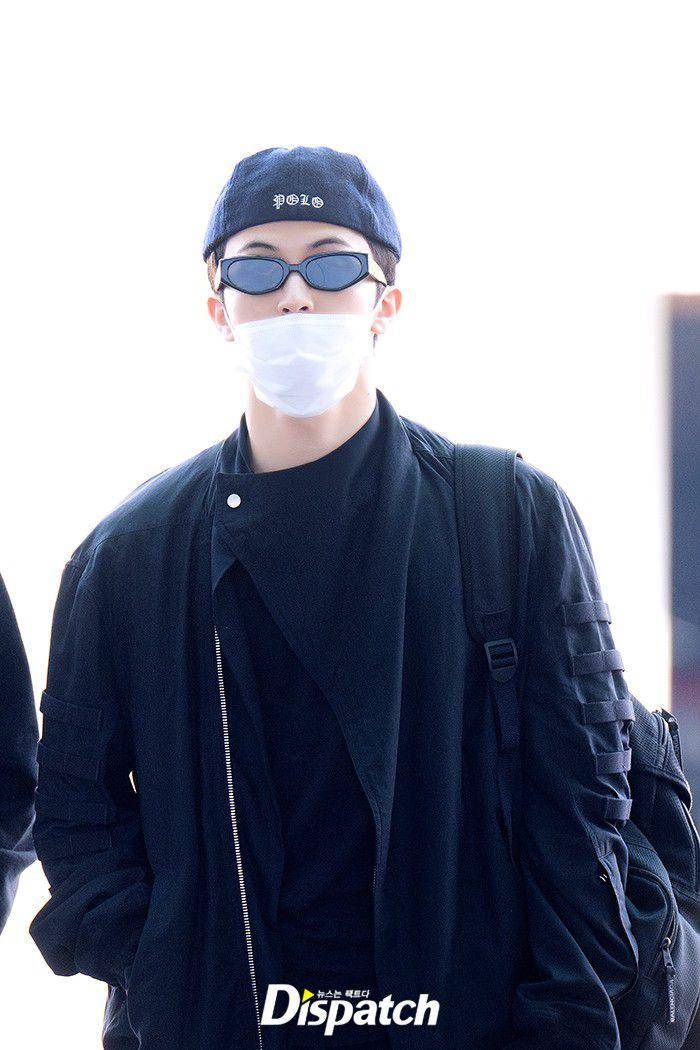 Mark NCT saat keberangkatan ke bandara internasional Incheon (dok. Dispatch/ Chung youngwoo)
