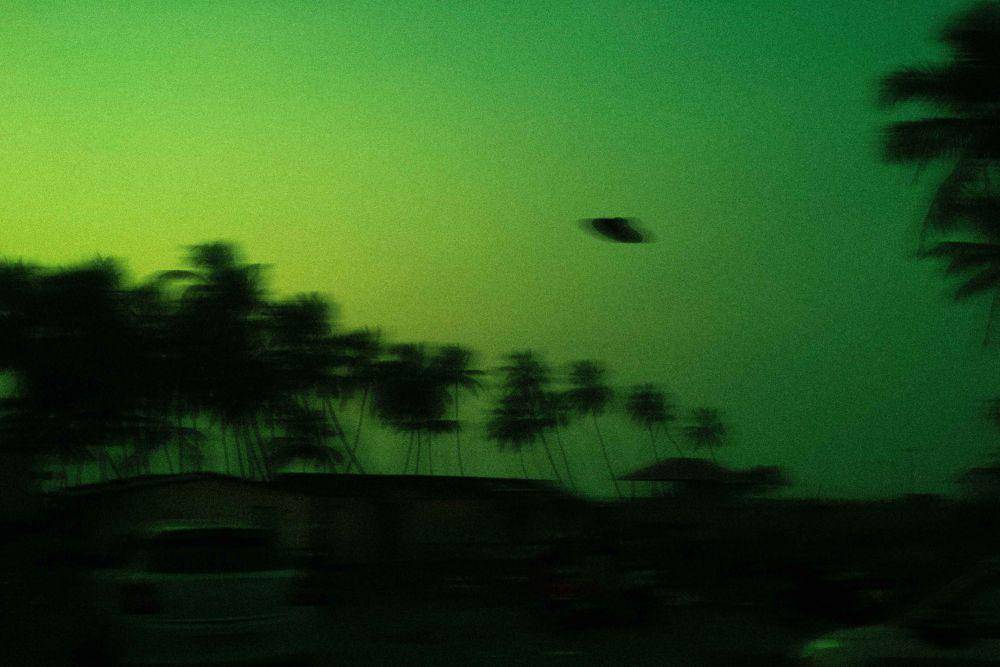 ilustrasi penampakan alien di langit (unsplash.com/Albert Antony)