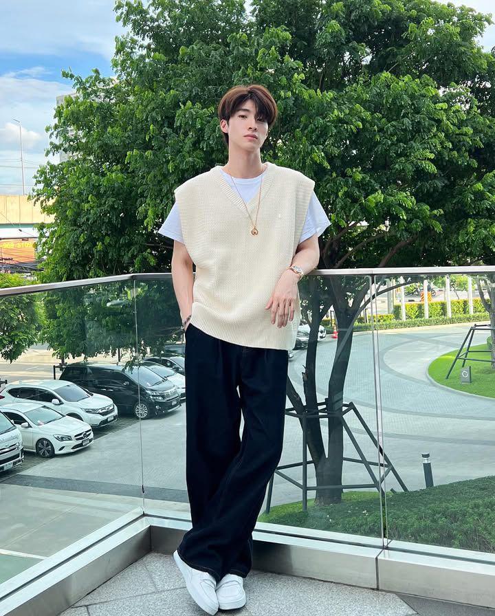 styling vest knit ala Blue Pongtiwat (Instagram.com/blue_pongtiwat)
