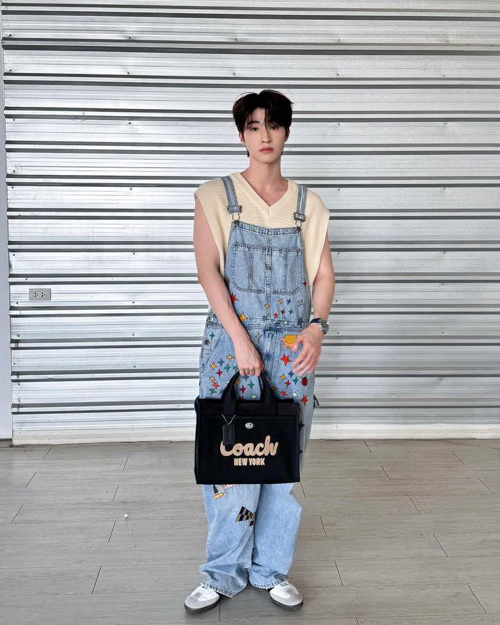 styling vest knit ala Blue Pongtiwat (instagram.com/blue_pongtiwat)
