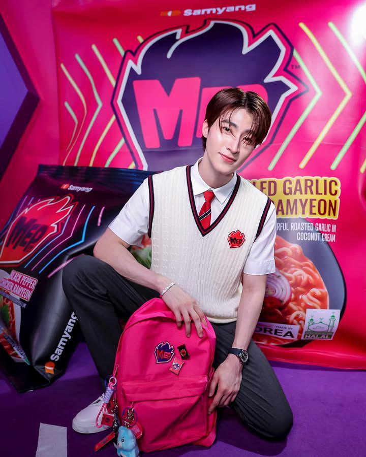 styling vest knit ala Blue Pongtiwat (Instagram.com/blue_pongtiwat)
