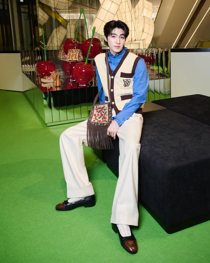 styling vest knit ala Blue Pongtiwat (instagram.com/blue_pongtiwat)