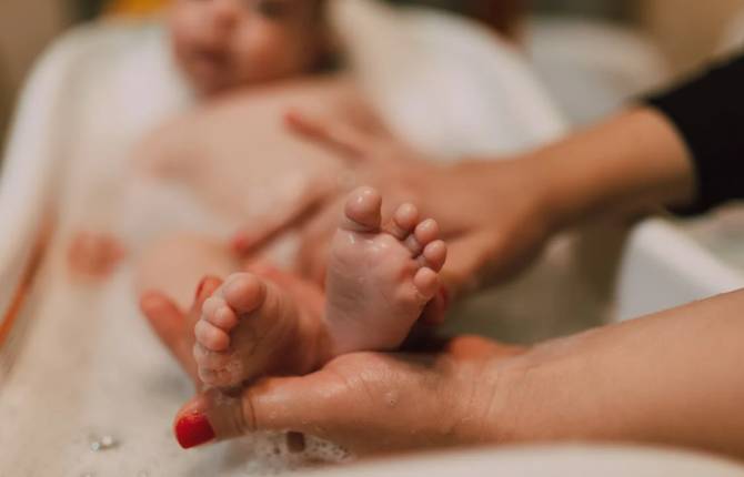 ilustrasi memandikan bayi (pexels.com/rdne)