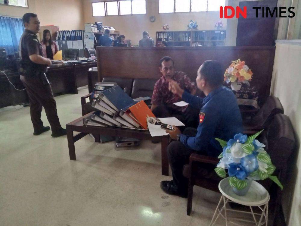 Penyidik pidana khusus Kejati NTB menggeledah ruangan bagian BUMD Biro Perekonomian Setda NTB, Kamis (8/5/2025). (IDN Times/Muhammad Nasir)