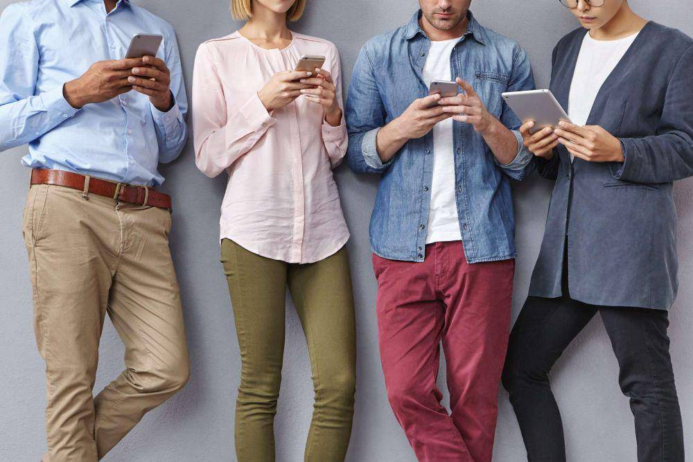 Ilustrasi calon konsumen melihat konten UMKM di gadget (freepik.com)