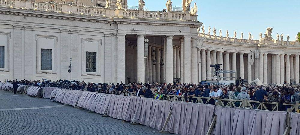 Umat Katolik menantikan paus baru. (X.com/Vatican Media)