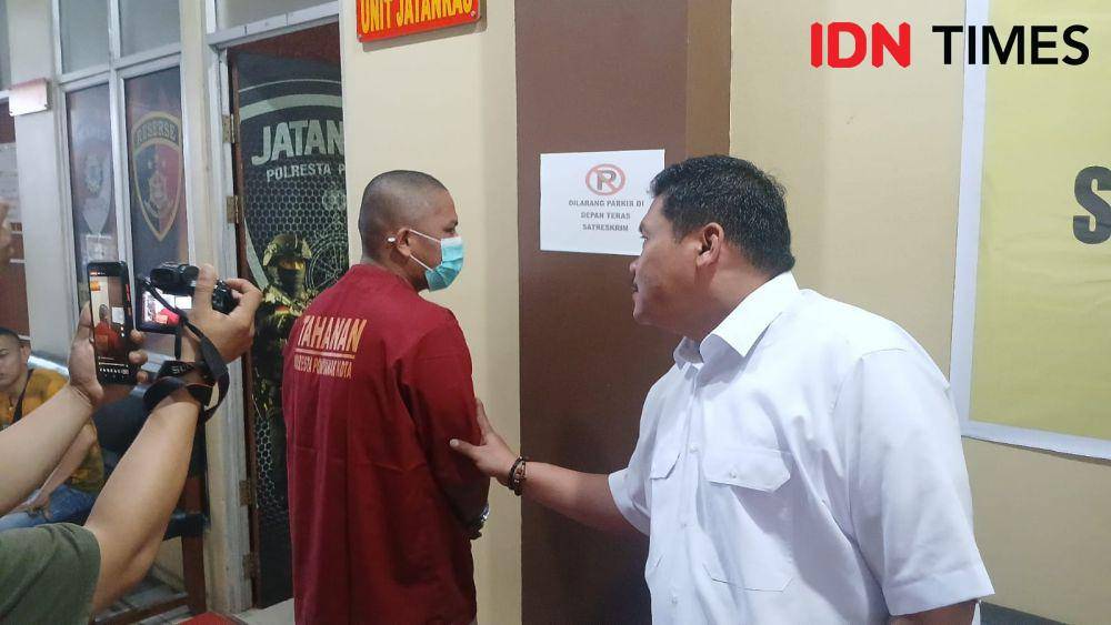 Pelaku pencurian di apotek Agung Pontianak diamankan polisi. (IDN Times/Teri).
