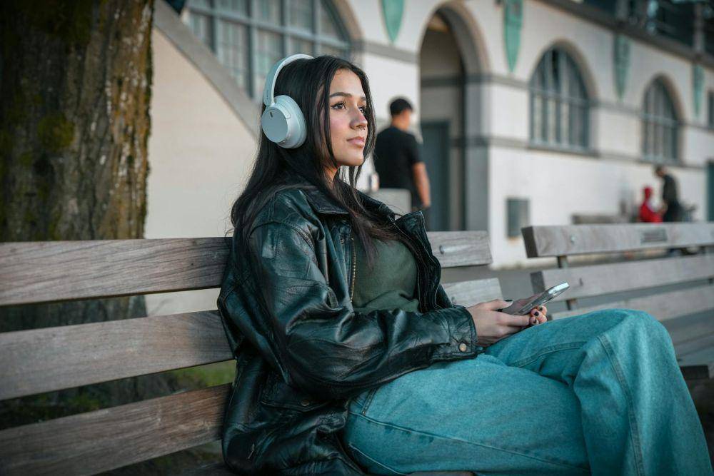 ilustrasi stylish dengan headphones (Pexels.com/Khush Sandhu)