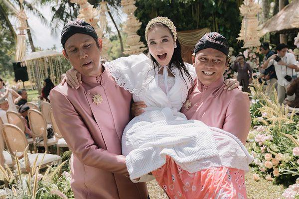 8 Potret Kedekatan Luna Maya dan Kedua Kakaknya, Jadi Wali Nikah