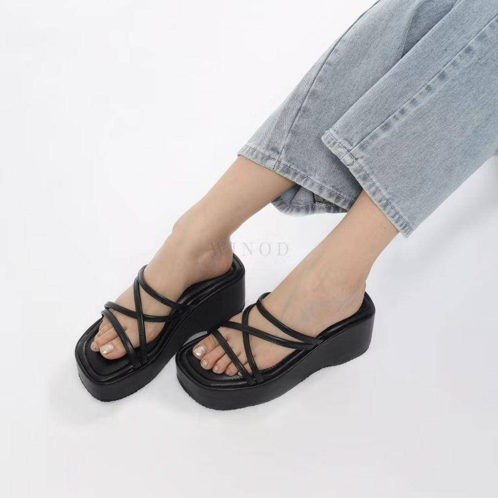 potret ide sandal wedges nuansa hitam (shopee.com/Winod.official)