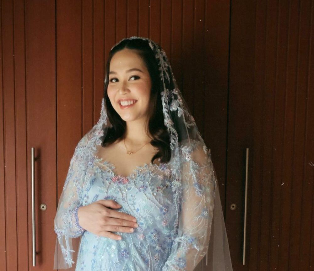 7 Gaya dan Makeup Mitoni Ribka Sugiarto, Pakai Kebaya Biru