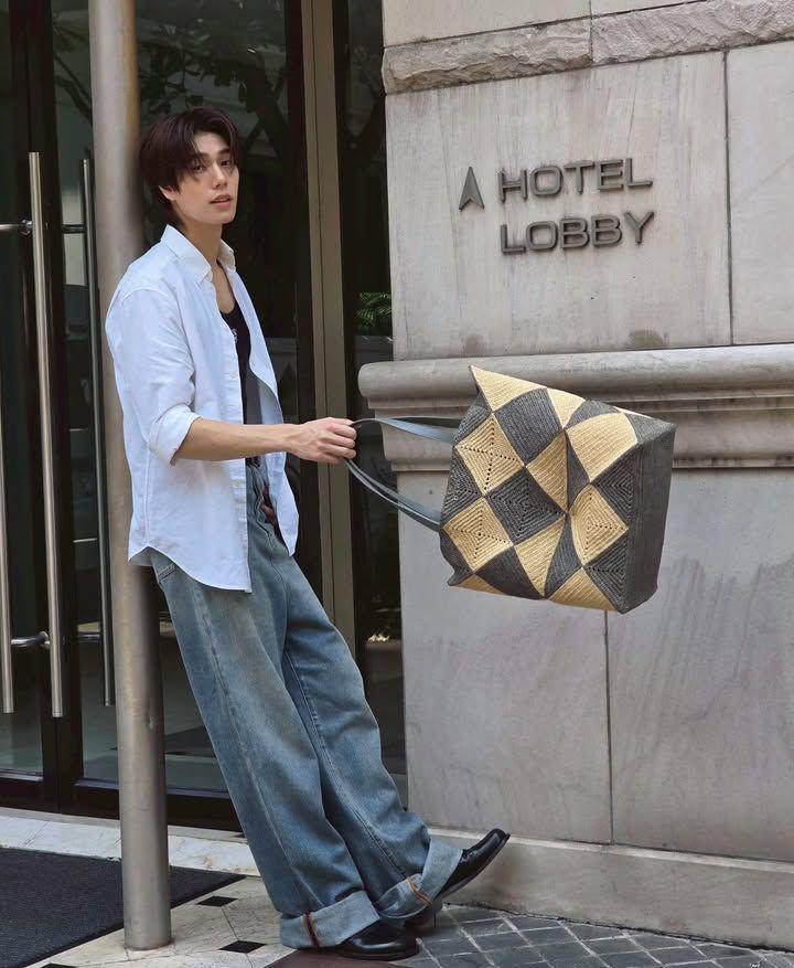 styling baggy pants ala Phuwin Tangsakyuen (Instagram.com/phuwintang)