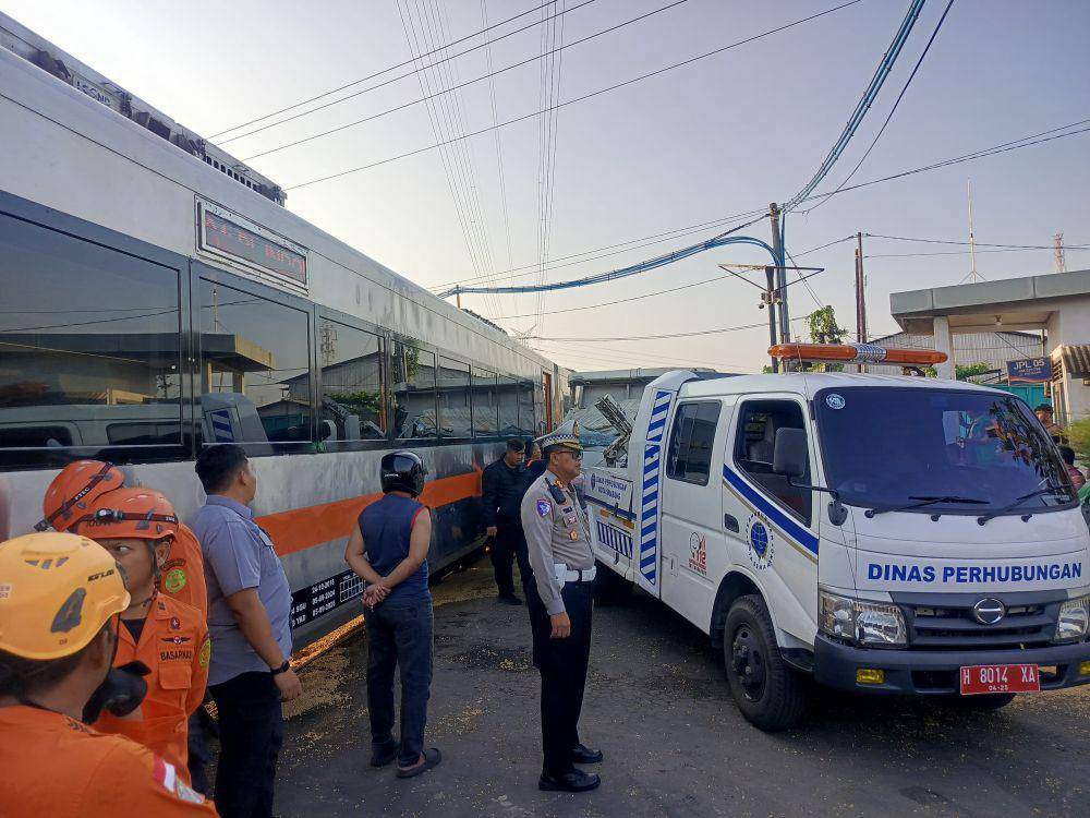 Rangkaian gerbong KA Harina yang mandek di palang pintu Kaligawe setelah lokomotifnya menabrak truk. (IDN Times/Dok Humas Daop 4 Semarang)
