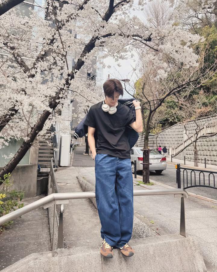 styling baggy pants ala Phuwin Tangsakyuen (Instagram.com/phuwintang)