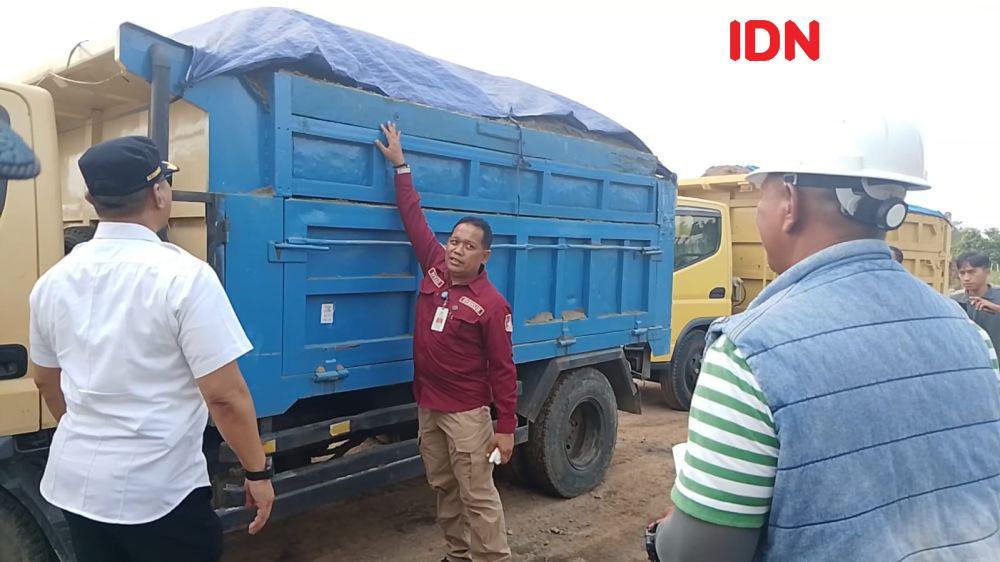 Angkutan tambang Over Dimensi Over Load (ODOL) rusak infrastruktur jalan. IDN Times/ Riyanto.
