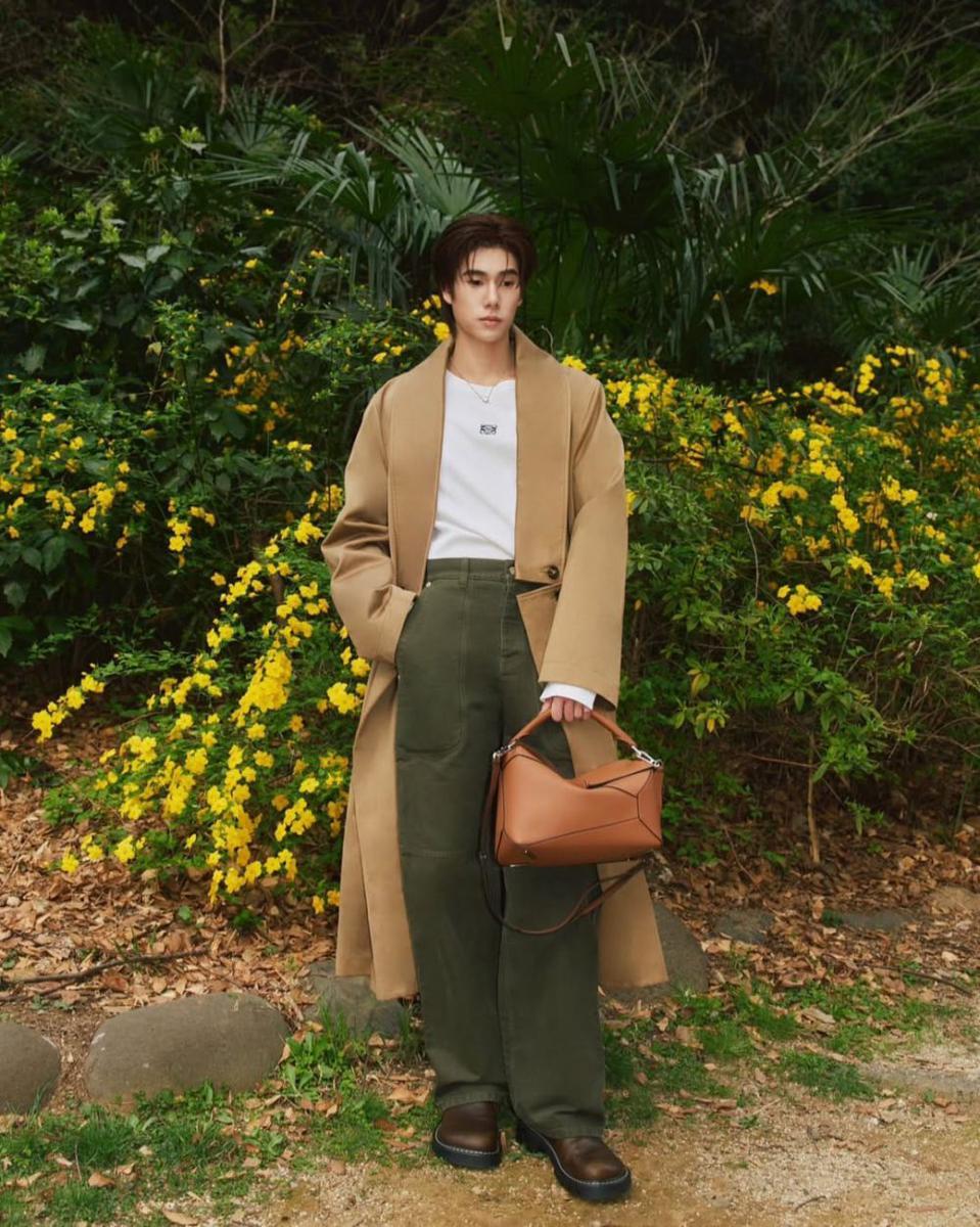 styling baggy pants ala Phuwin Tangsakyuen (Instagram.com/phuwintang)