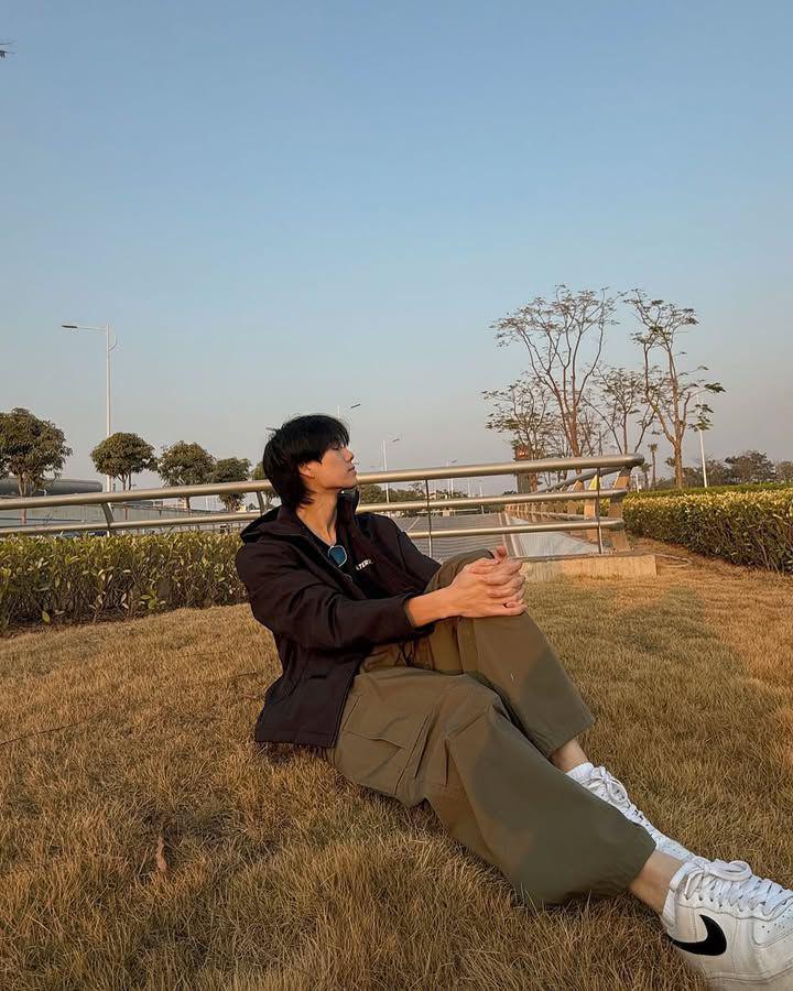 styling baggy pants ala Phuwin Tangsakyuen (instagram.com/phuwintang)