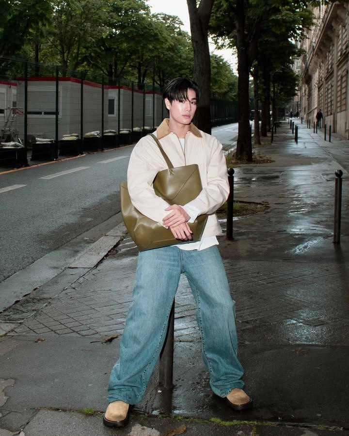 styling baggy pants ala Phuwin Tangsakyuen (instagram.com/phuwintang)
