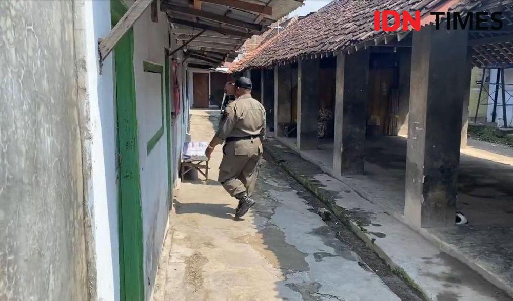Satpol PP Ponorogo jaring 24 PSK dari warung remang-remang desa Ngrupit. IDN Times/ Riyanto.