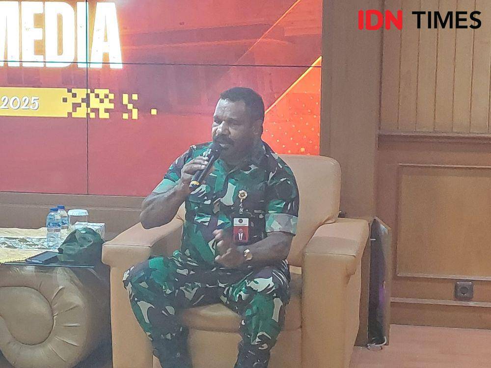 Staf Khusus Menteri Pertahanan Bidang Kedaulatan Negara, Lenis Kogoya di kantor Kemhan, Jakarta Pusat. (IDN Times/Santi Dewi)